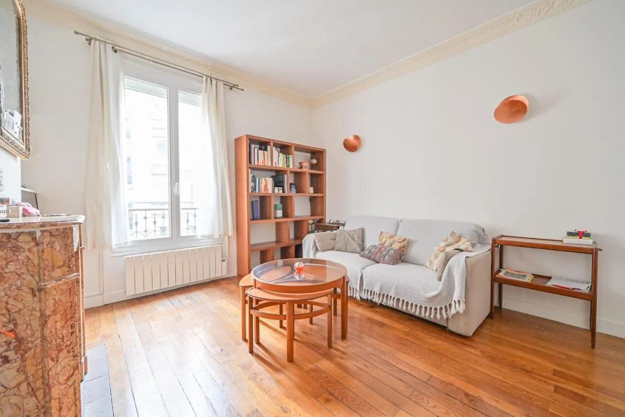 Apartment Near The Historic Center Of Paris contacts